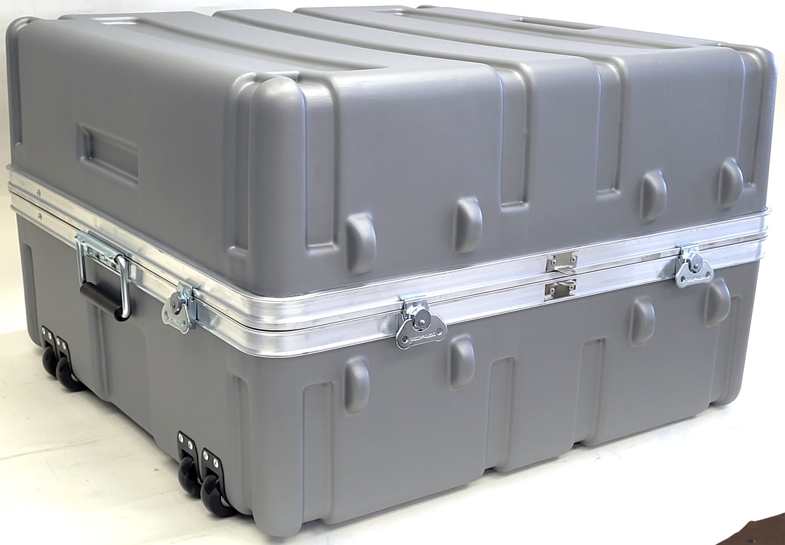 SW2626-16 Case with Wheels SW2626-16 Case with Wheels